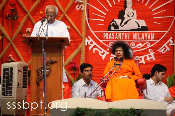 bhagawan_visits_the_sri_sathya_sai_university_040609