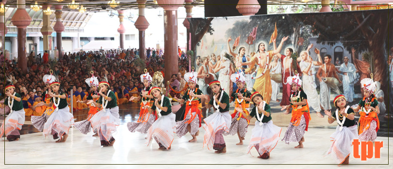 Культурная программа в исполнении преданных из Манипура