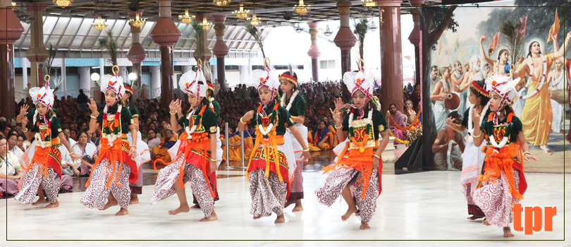 Культурная программа в исполнении преданных из Манипура
