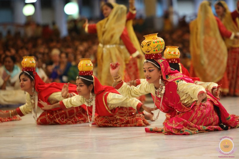 Cultural Prog by Hyderabad and National Convention of Sai Schools