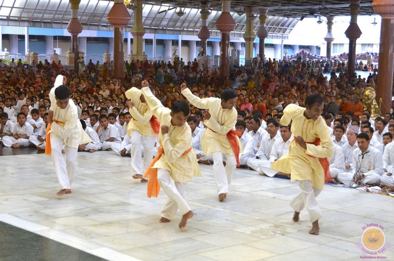 Prasanthi Nilayam PG students offer their gratitude