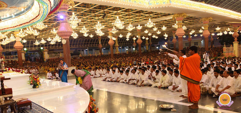 Akhanda Bhajan 2011 culminates with devotional fervour…