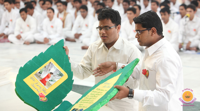 Программа в исполнении выпускников колледжа Шри Сатья Саи в Бриндаване