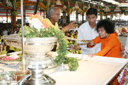 Bhagawan charging the Linga