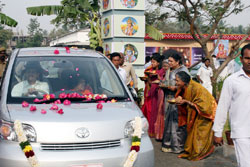 Bhagawan arriving at the Yajna Site