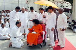 Dr. Anil Baan seeks Divine Blessings...