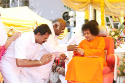 Justice Lakshmanan seeks Divine Blessings...