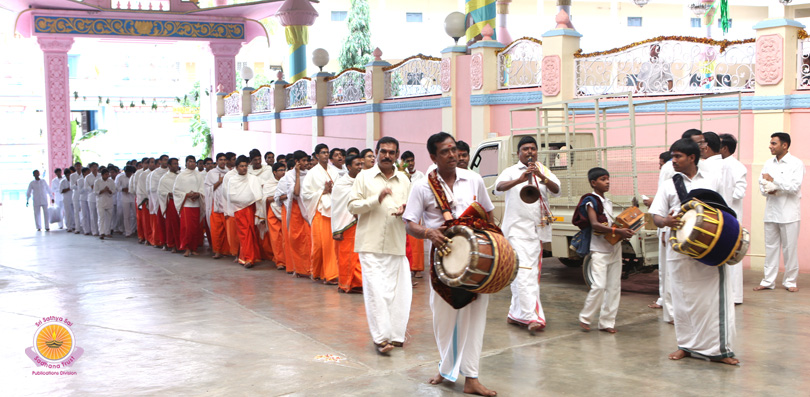 Prasanthi Sings Paens Of Lord Krishna