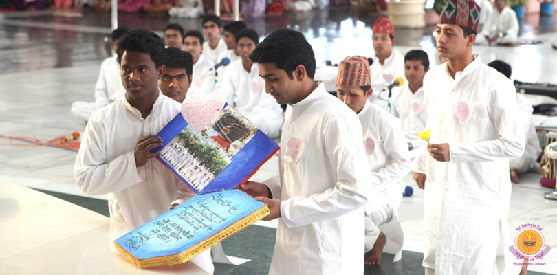Программа в исполнении выпускников колледжей Шри Сатья Саи